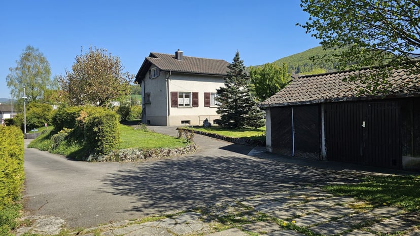 Maison familiale à rénover de 6.5 pièces à vendre à Courrendlin - photo 1