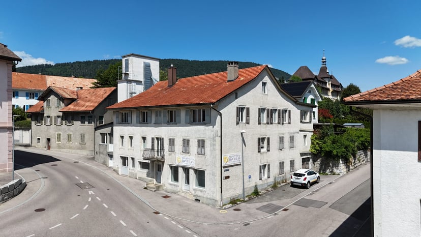 À vendre à Reconvilier immeuble à rénover avec appartements + ateliers - photo 1