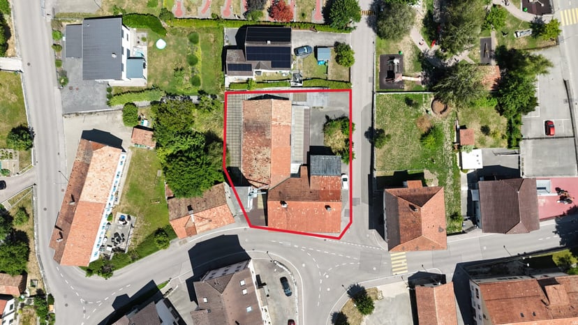 À vendre à Reconvilier immeuble à rénover avec appartements + ateliers - photo 2