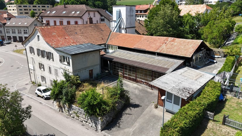 À vendre à Reconvilier immeuble à rénover avec appartements + ateliers - photo 3