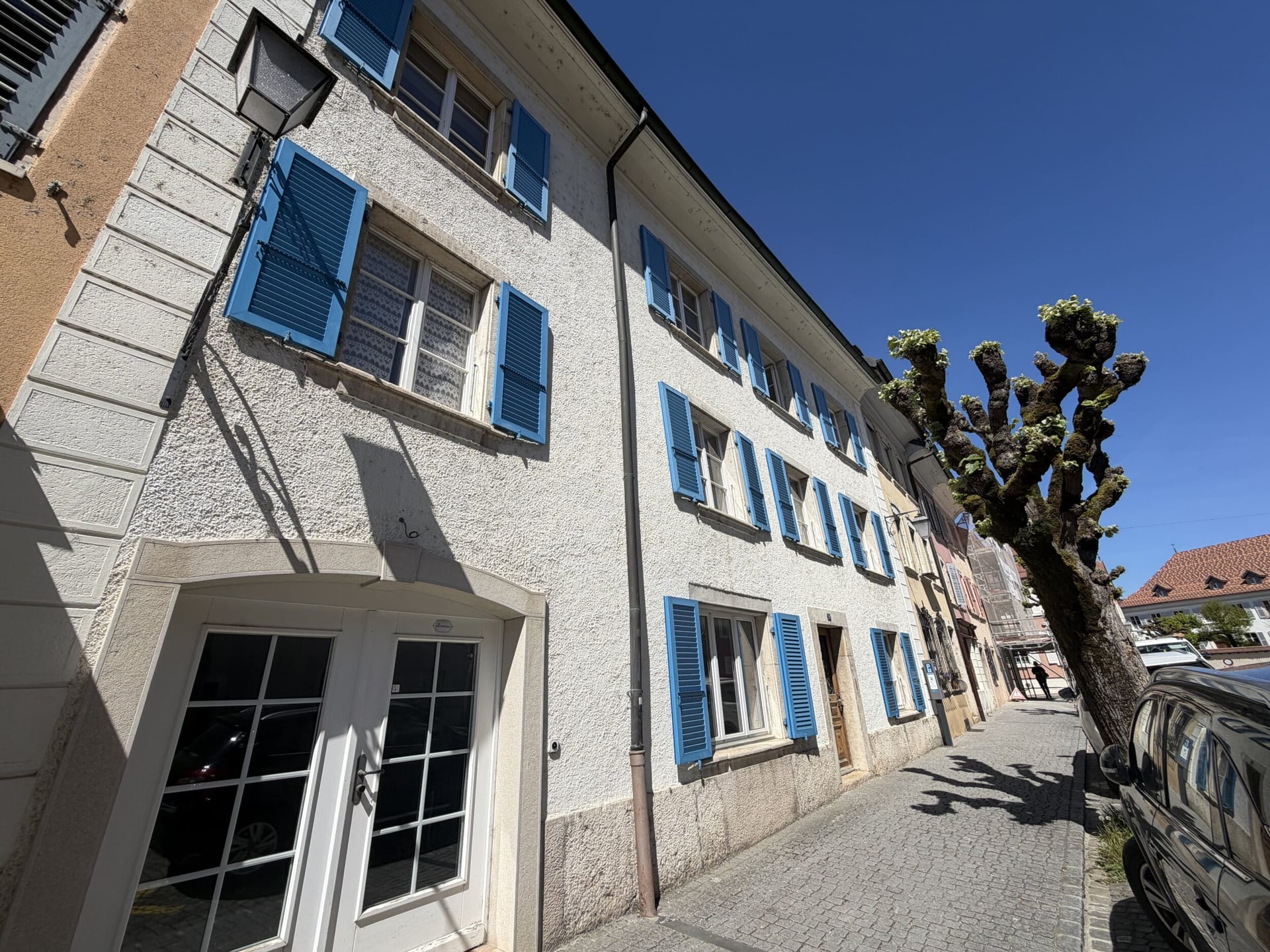 À vendre à Porrentruy bel immeuble de 2 appartements et 1 commerce - photo 1