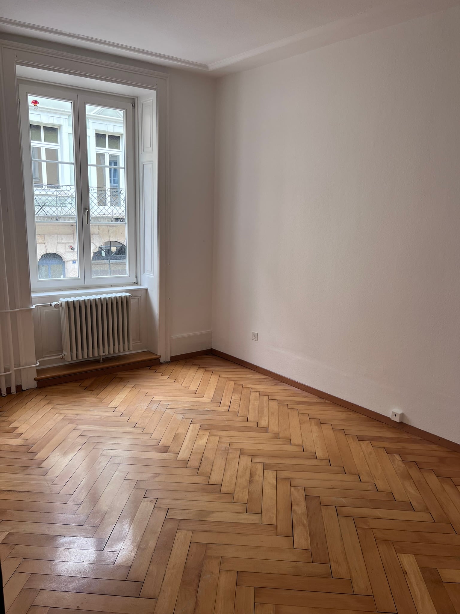 En vieille-ville, appartement de 3,5 pièces entièrement rénové au 1er - photo 2