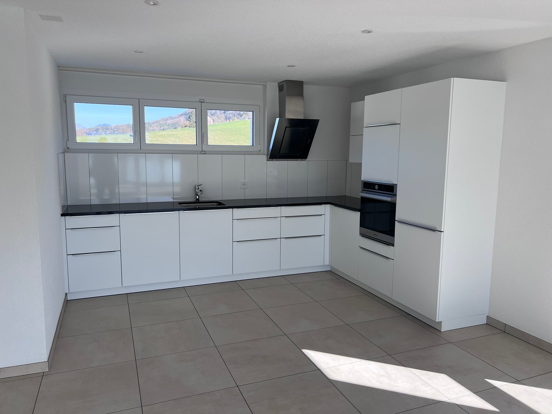 Dans immeuble récent - attique de 3.5 pièces - photo 1