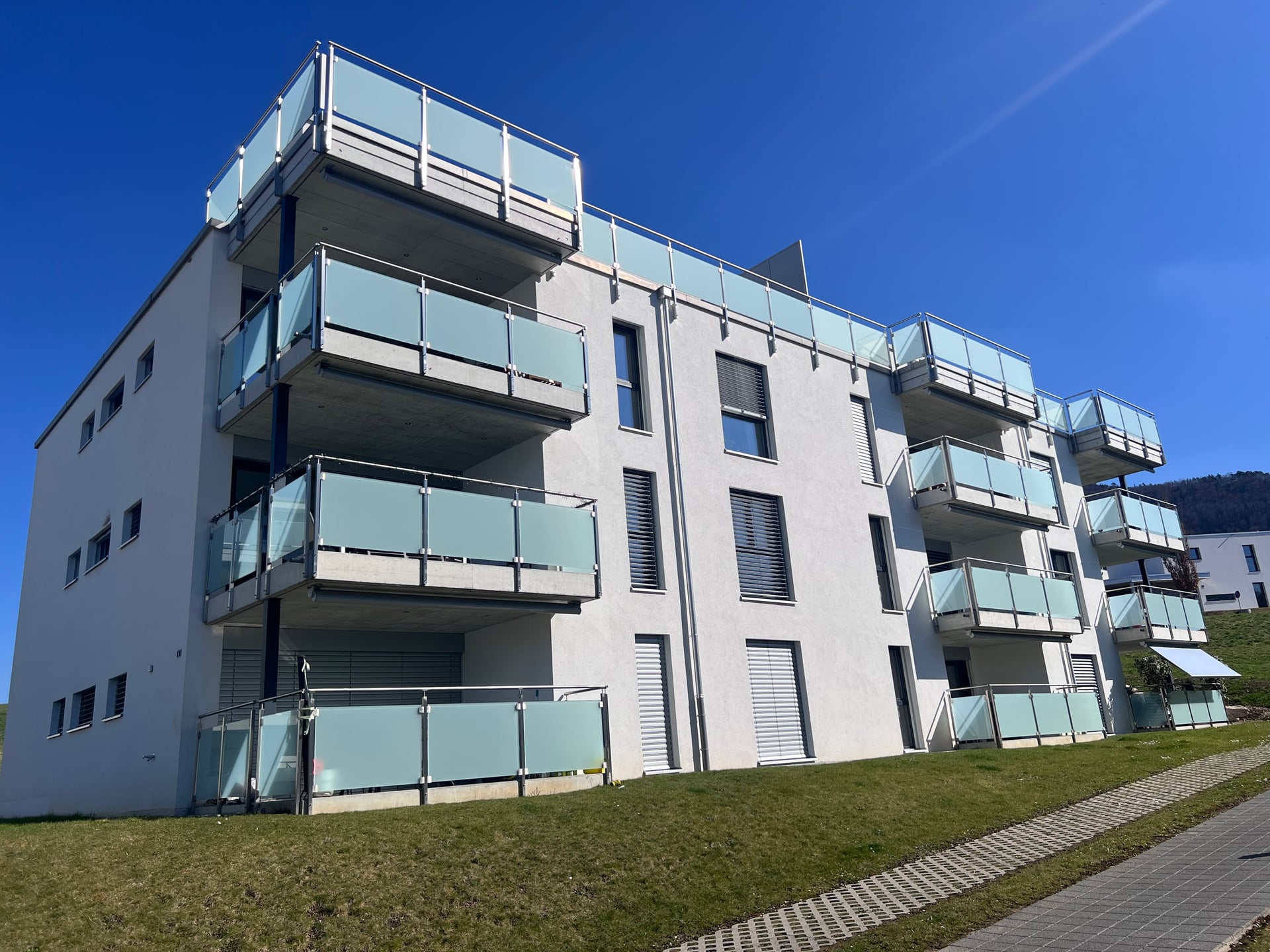 Dans immeuble récent - attique de 3.5 pièces - photo 2
