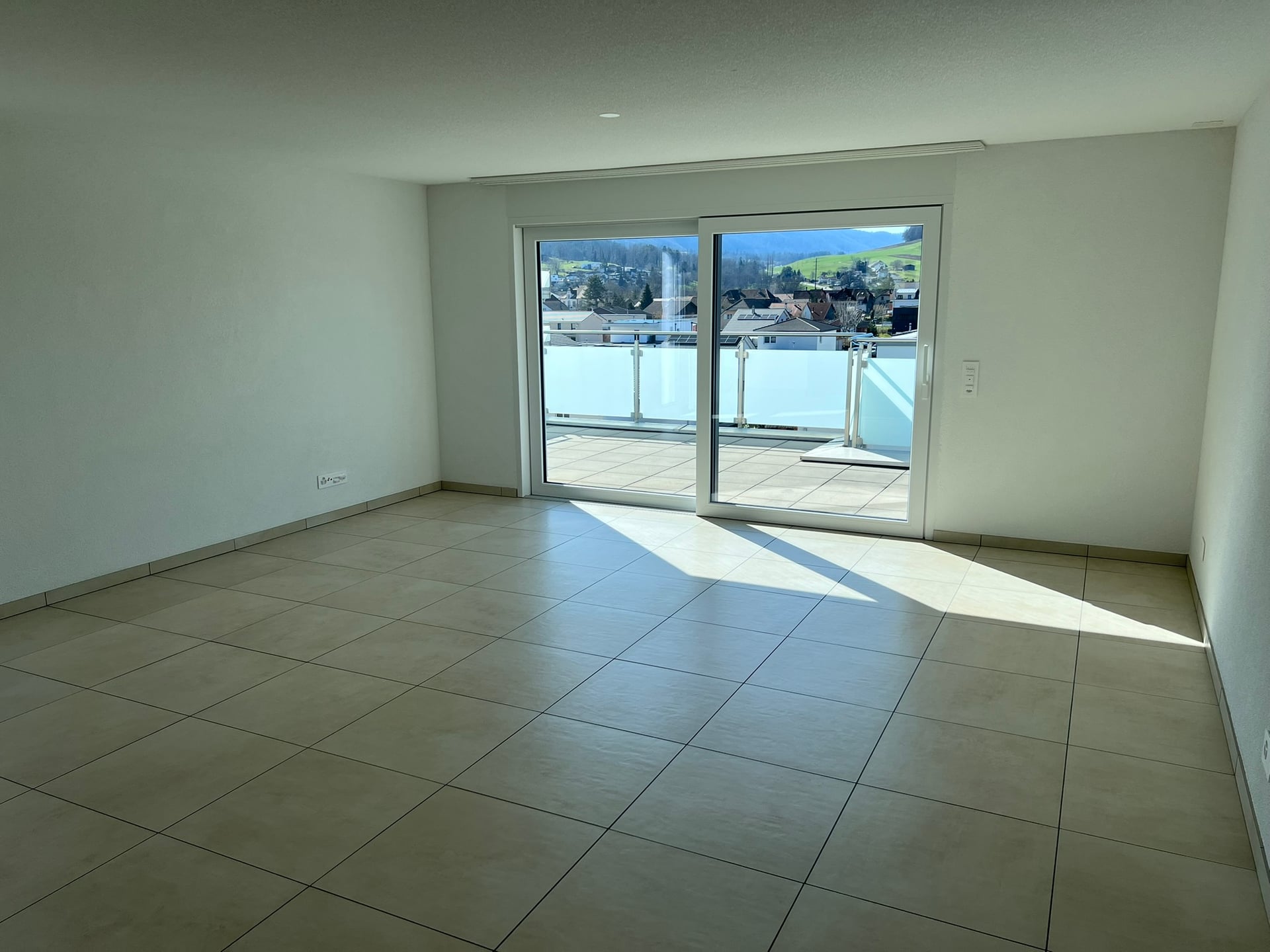Dans immeuble récent - attique de 3.5 pièces - photo 3