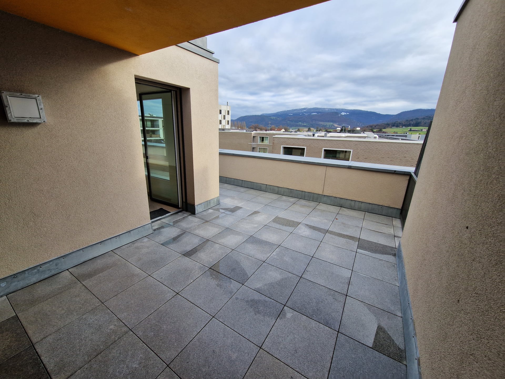 Magnifique attique lumineux avec terrasse – Vue dégagée au centre de Delémont - photo 2