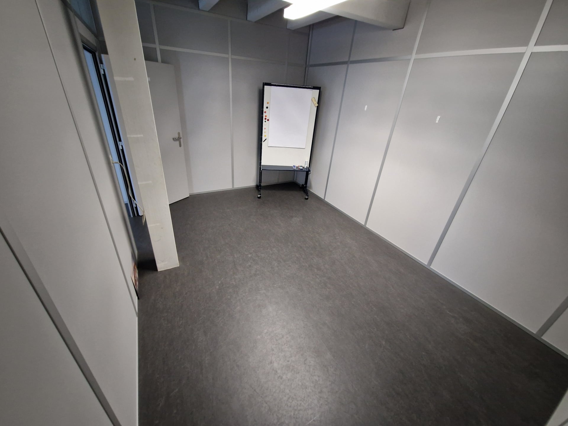 Local commercial de 92m2 en zone industrielle de Delémont - photo 5