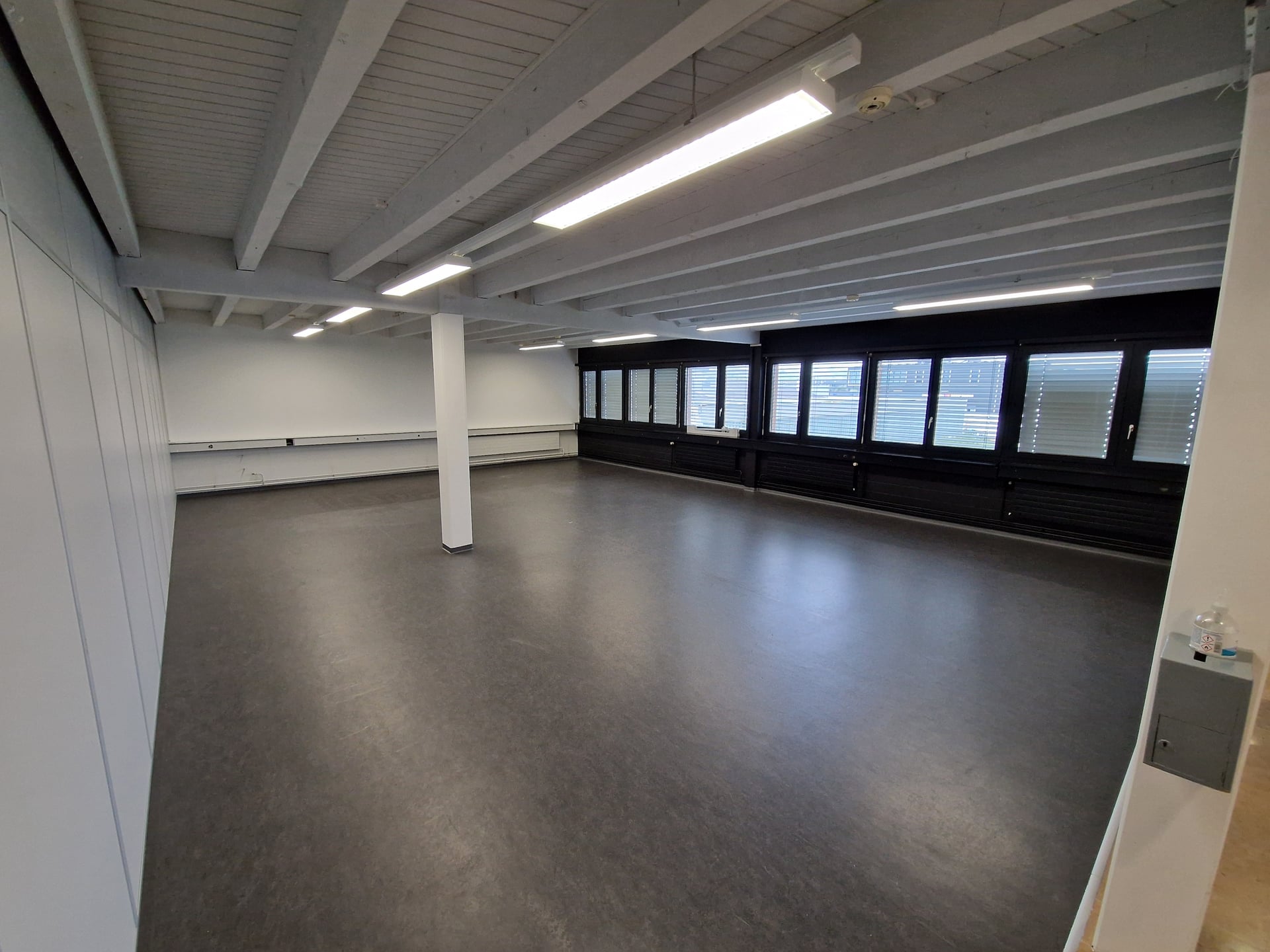 Local commercial de 140m2 en zone industrielle de Delémont - photo 1