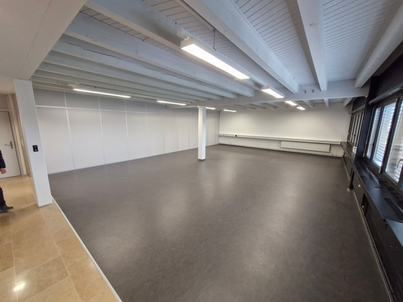 Local commercial de 140m2 en zone industrielle de Delémont - photo 2